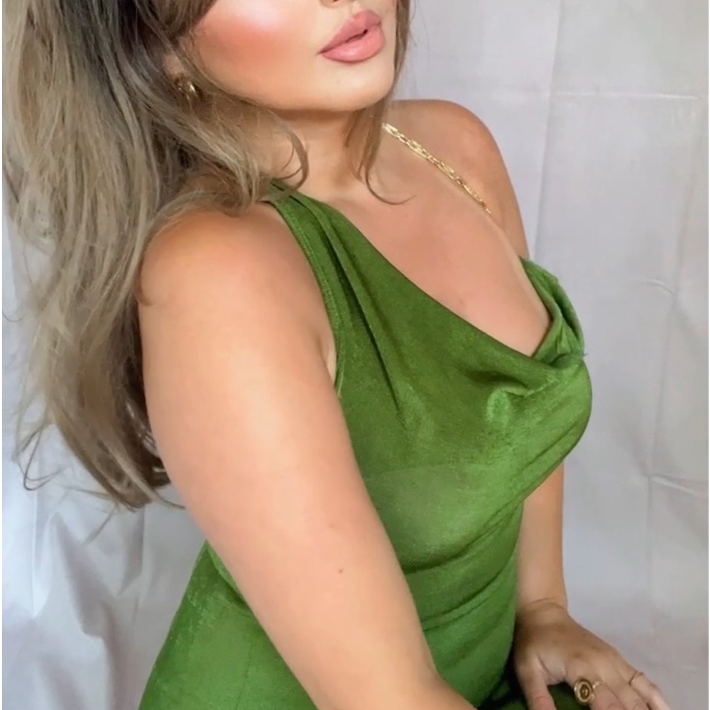 Aesthetic green mini dress with gold chains. - Picture 6 of 6